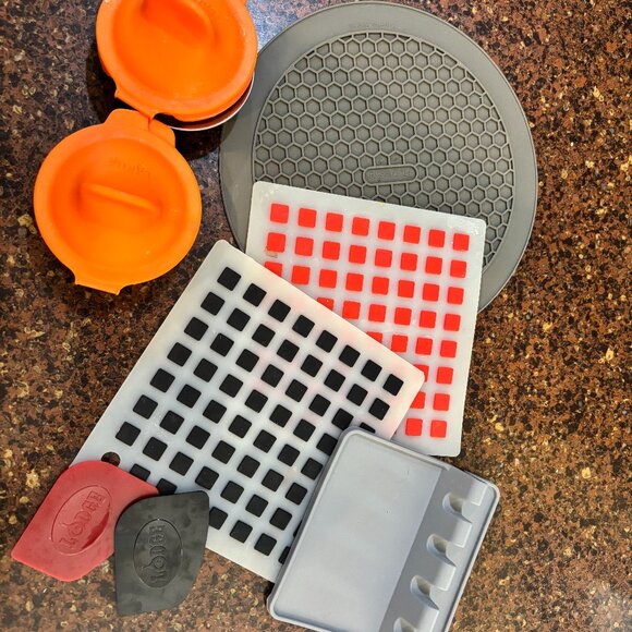 Lot of Kitchen Accessories - Pot holders; pan scrapers; spoon rest; egg poachers - Picture 1 of 1
